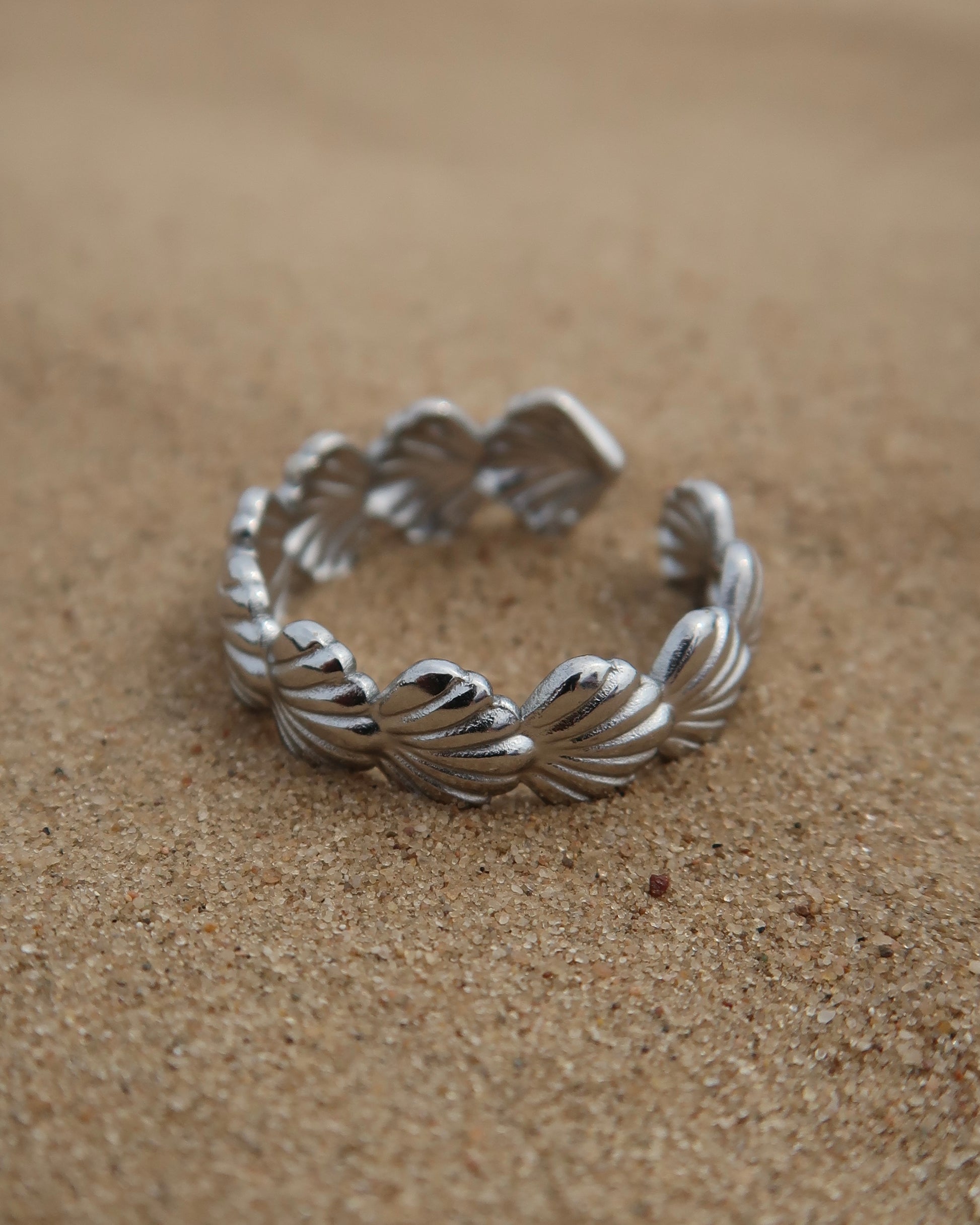 Bali Ring: verstelbare gouden of zilveren ring met schelpdetails. Stainless steel en waterproof.
