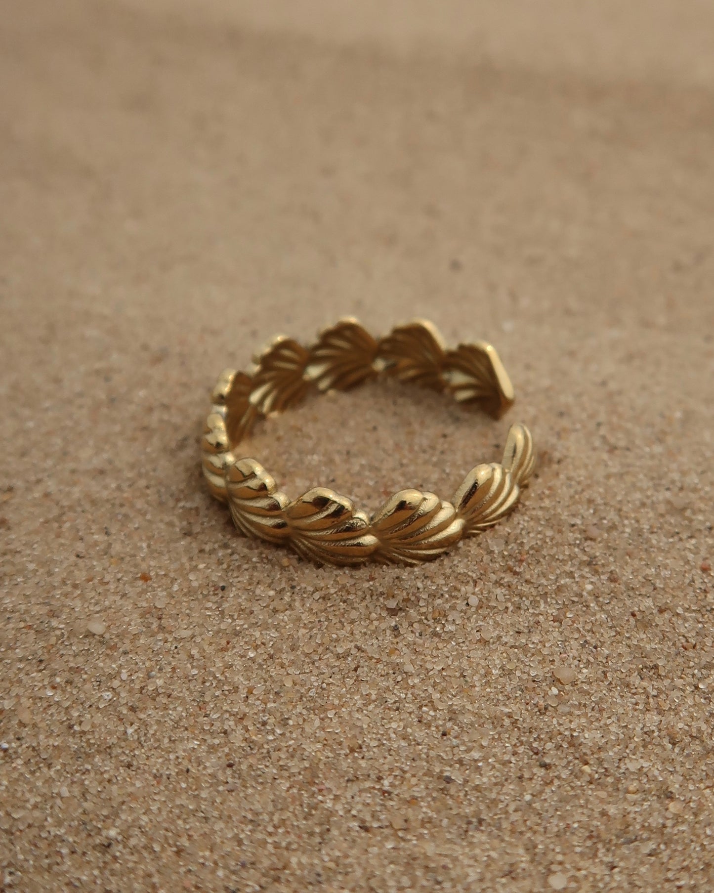 Bali Ring: verstelbare gouden of zilveren ring met schelpdetails. Stainless steel en waterproof.

