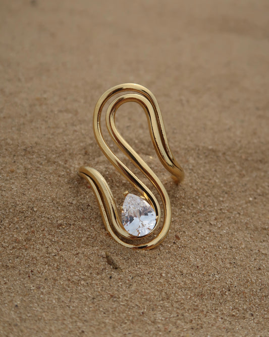Sway Ring: gouden statement ring met vloeiend design en fonkelende steen. Luxe uitstraling, stainless steel en waterproof.
