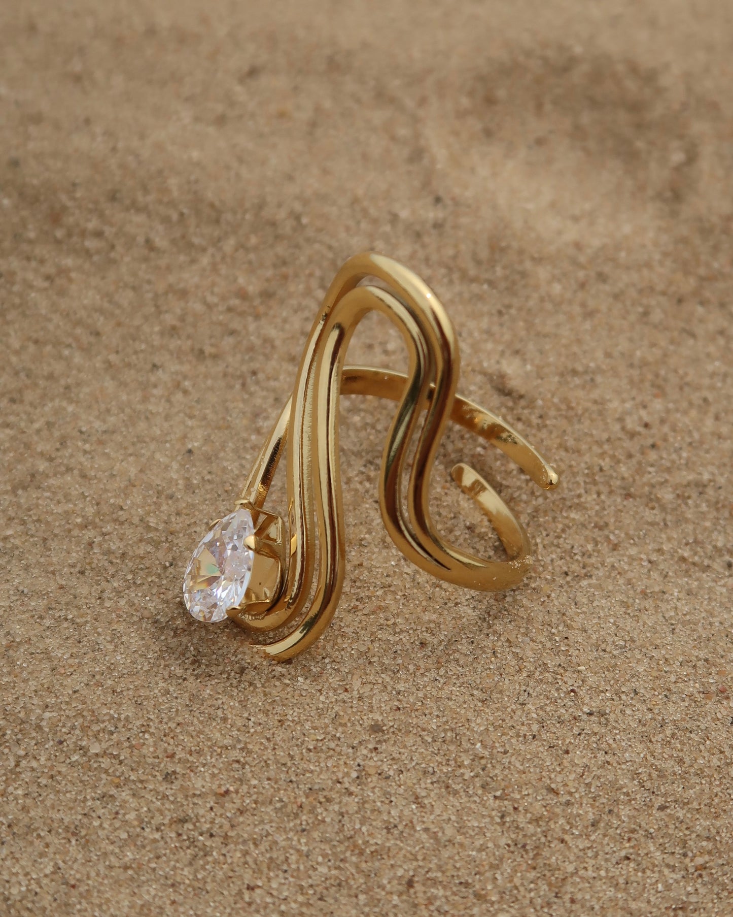 Sway Ring: gouden statement ring met vloeiend design en fonkelende steen. Luxe uitstraling, stainless steel en waterproof.