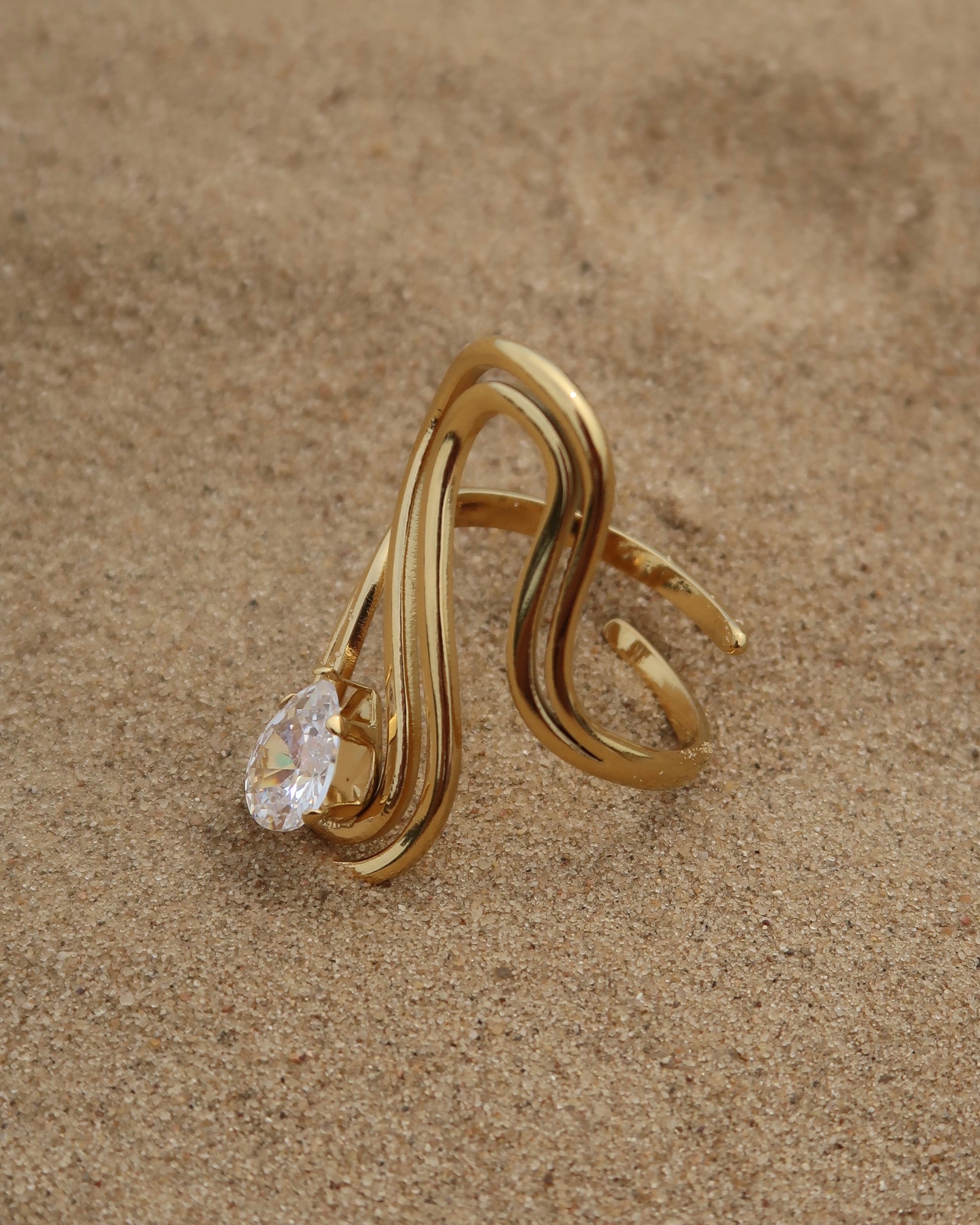 Sway Ring: gouden statement ring met vloeiend design en fonkelende steen. Luxe uitstraling, stainless steel en waterproof.