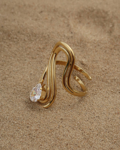 Sway Ring: gouden statement ring met vloeiend design en fonkelende steen. Luxe uitstraling, stainless steel en waterproof.