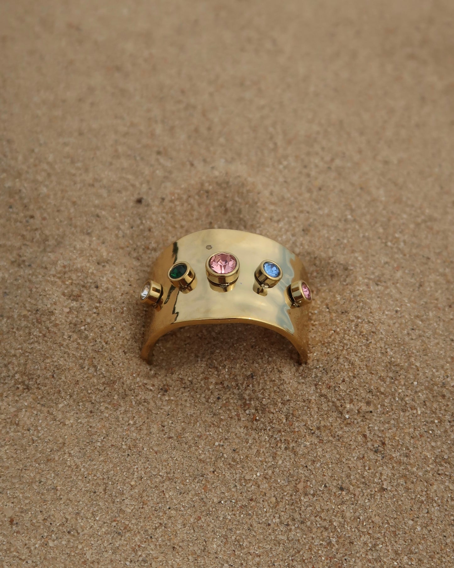 Lyon Ring: brede gouden of zilveren ring met kleurrijke stenen. Stainless steel en waterproof.