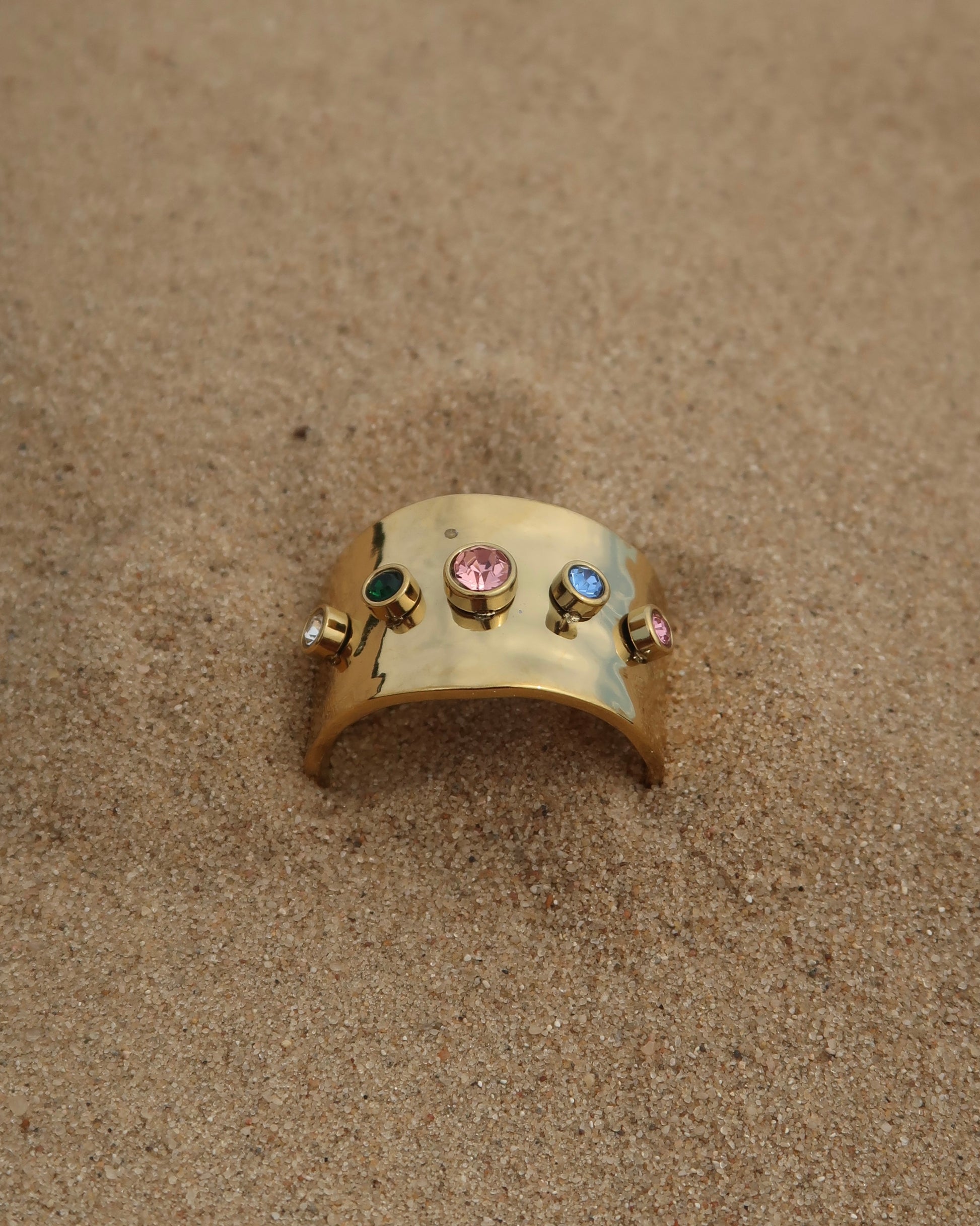 Lyon Ring: brede gouden of zilveren ring met kleurrijke stenen. Stainless steel en waterproof.