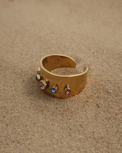 Lyon Ring: brede gouden of zilveren ring met kleurrijke stenen. Stainless steel en waterproof.
