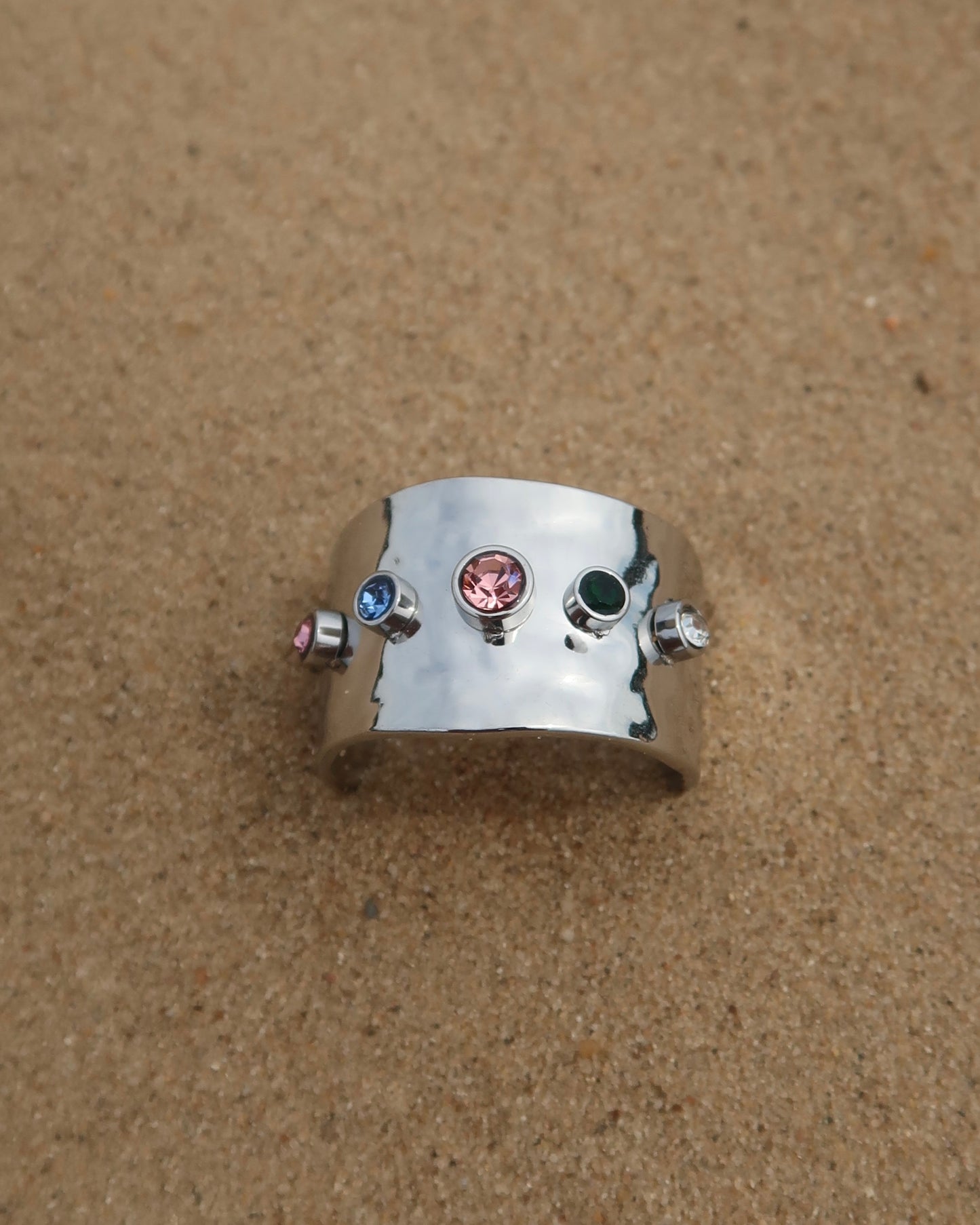 Lyon Ring: brede gouden of zilveren ring met kleurrijke stenen. Stainless steel en waterproof.