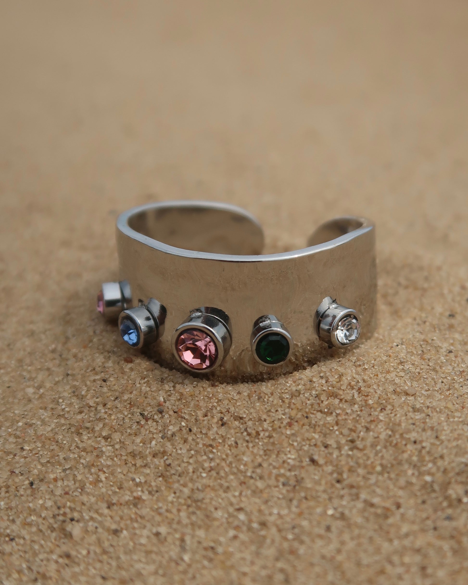 Lyon Ring: brede gouden of zilveren ring met kleurrijke stenen. Stainless steel en waterproof.