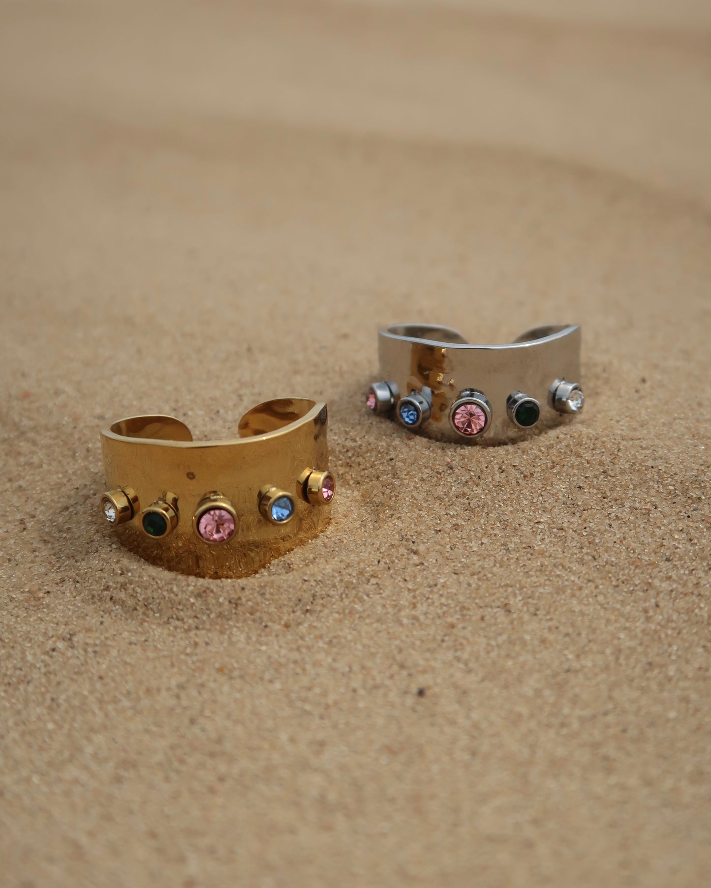 Lyon Ring: brede gouden of zilveren ring met kleurrijke stenen. Stainless steel en waterproof.