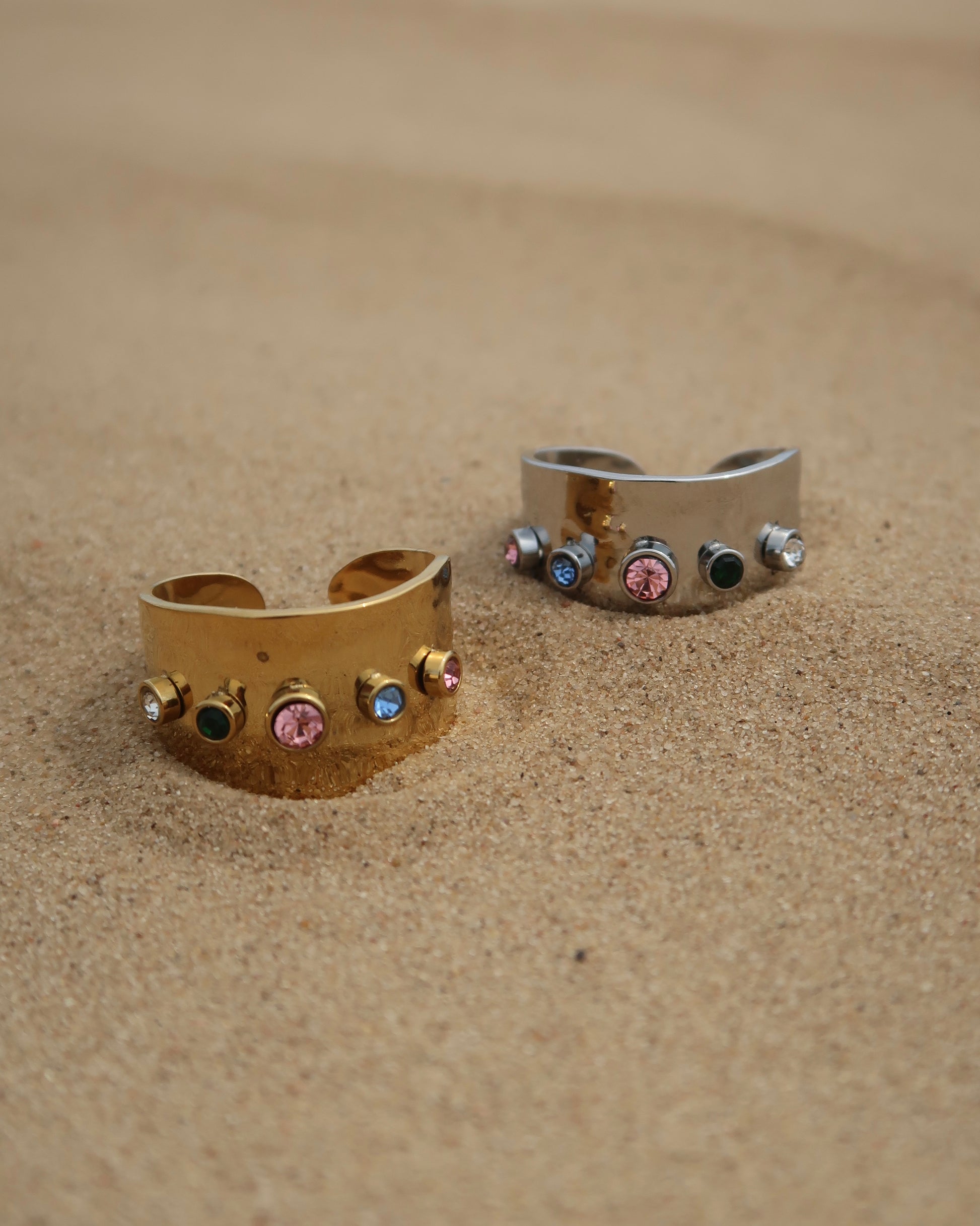 Lyon Ring: brede gouden of zilveren ring met kleurrijke stenen. Stainless steel en waterproof.