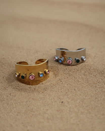 Lyon Ring: brede gouden of zilveren ring met kleurrijke stenen. Stainless steel en waterproof.