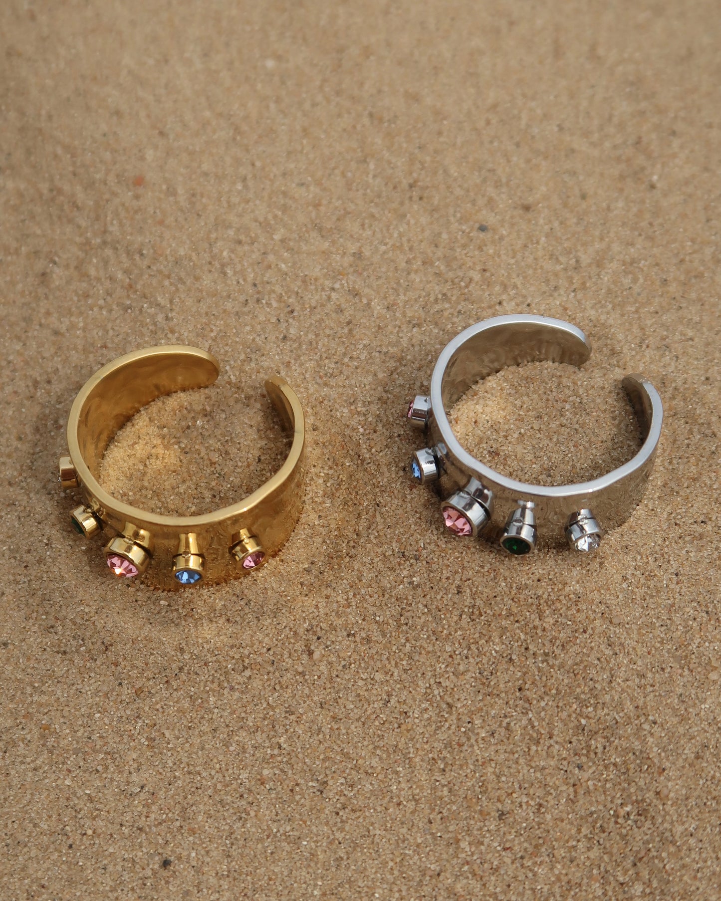 Lyon Ring: brede gouden of zilveren ring met kleurrijke stenen. Stainless steel en waterproof.