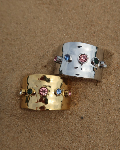 Lyon Ring: brede gouden of zilveren ring met kleurrijke stenen. Stainless steel en waterproof.