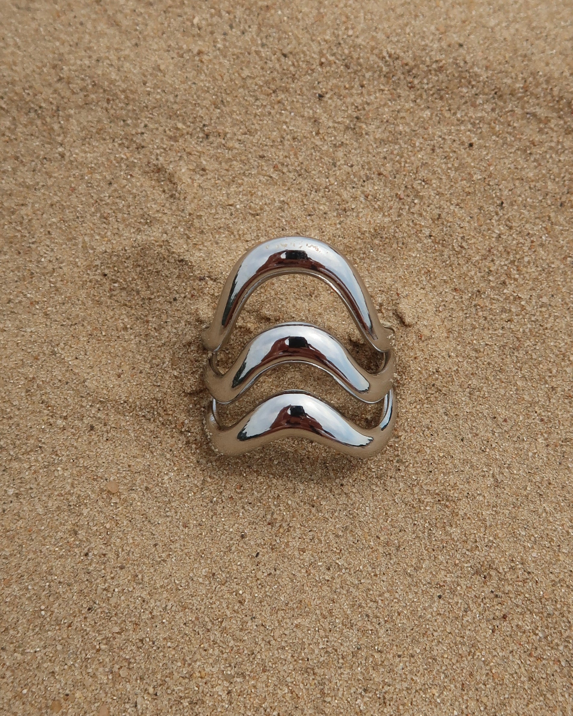 Flow Ring: zilverkleurige ring met golvend design. Minimalistische statement ring, stainless steel en waterproof.