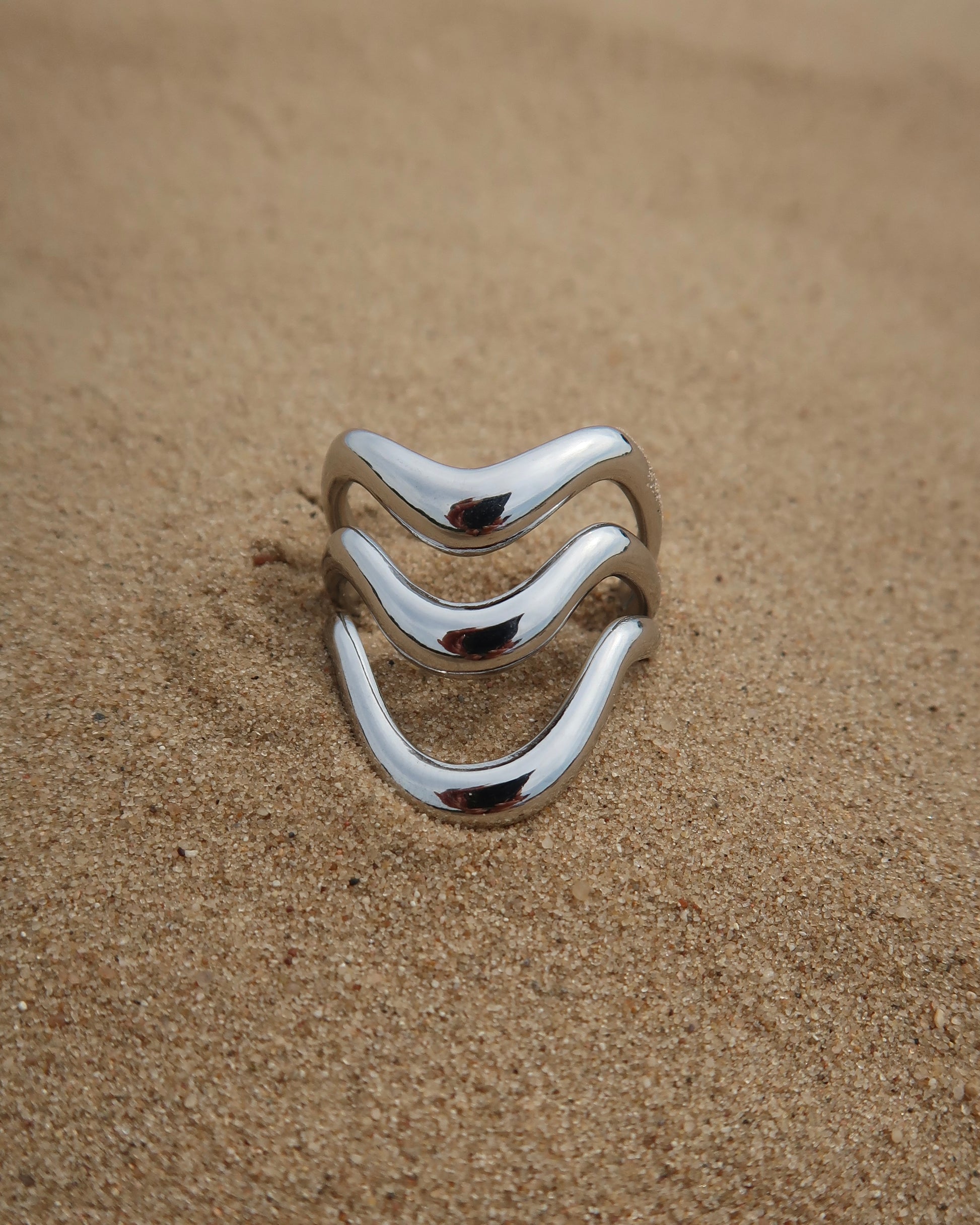 Flow Ring: zilverkleurige ring met golvend design. Minimalistische statement ring, stainless steel en waterproof.