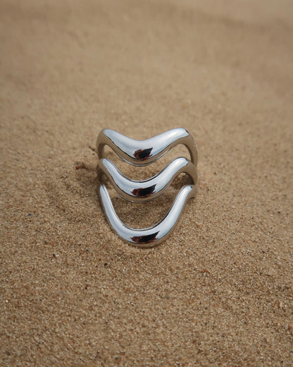 Flow Ring: zilverkleurige ring met golvend design. Minimalistische statement ring, stainless steel en waterproof.