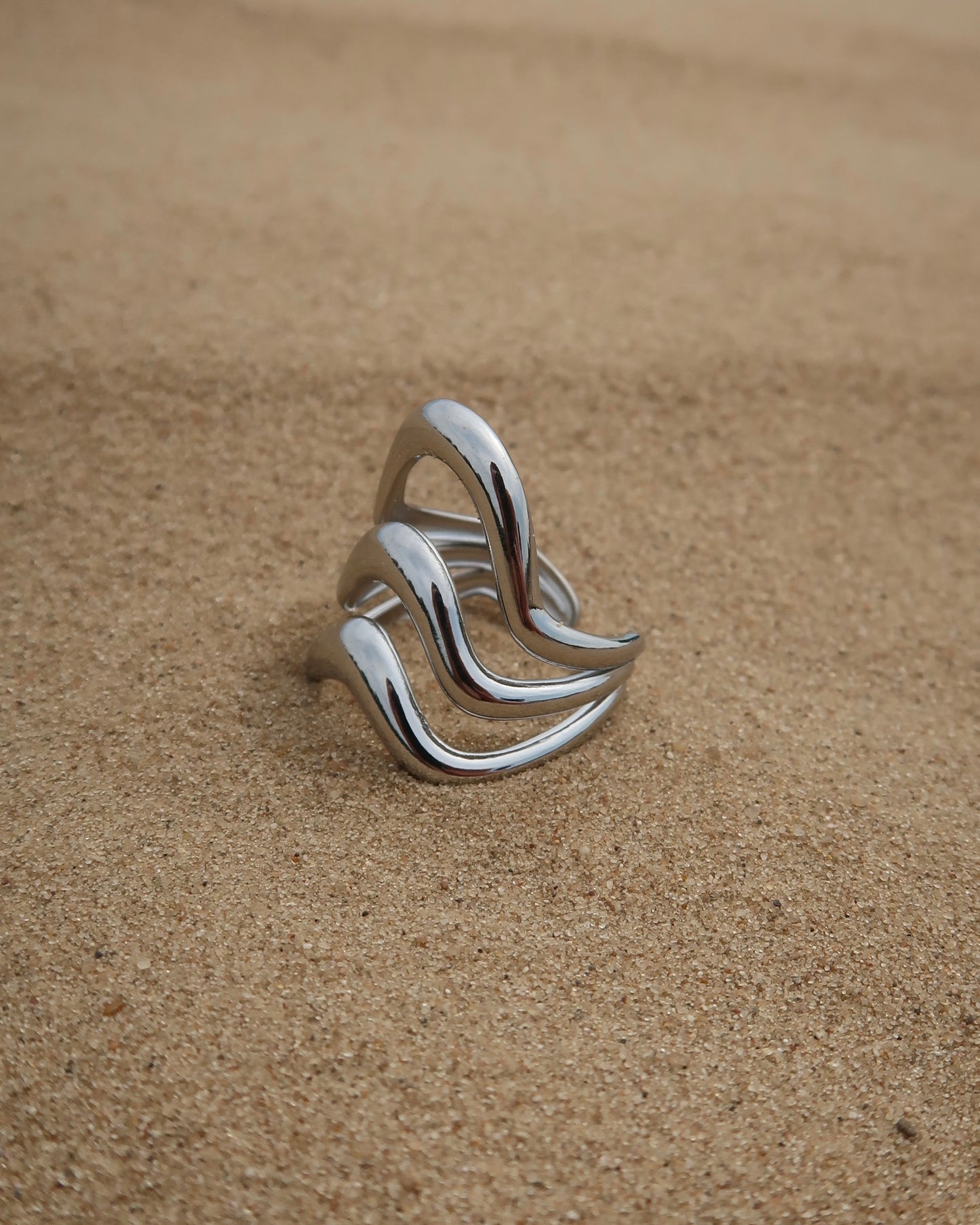 Flow Ring: zilverkleurige ring met golvend design. Minimalistische statement ring, stainless steel en waterproof.