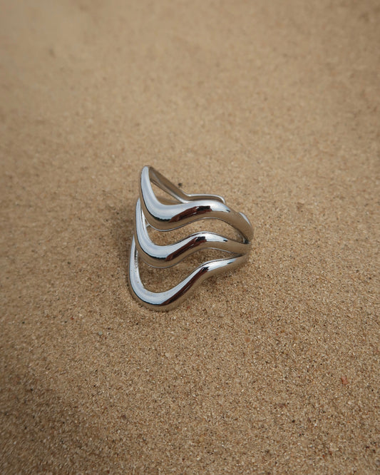Flow Ring: zilverkleurige ring met golvend design. Minimalistische statement ring, stainless steel en waterproof.