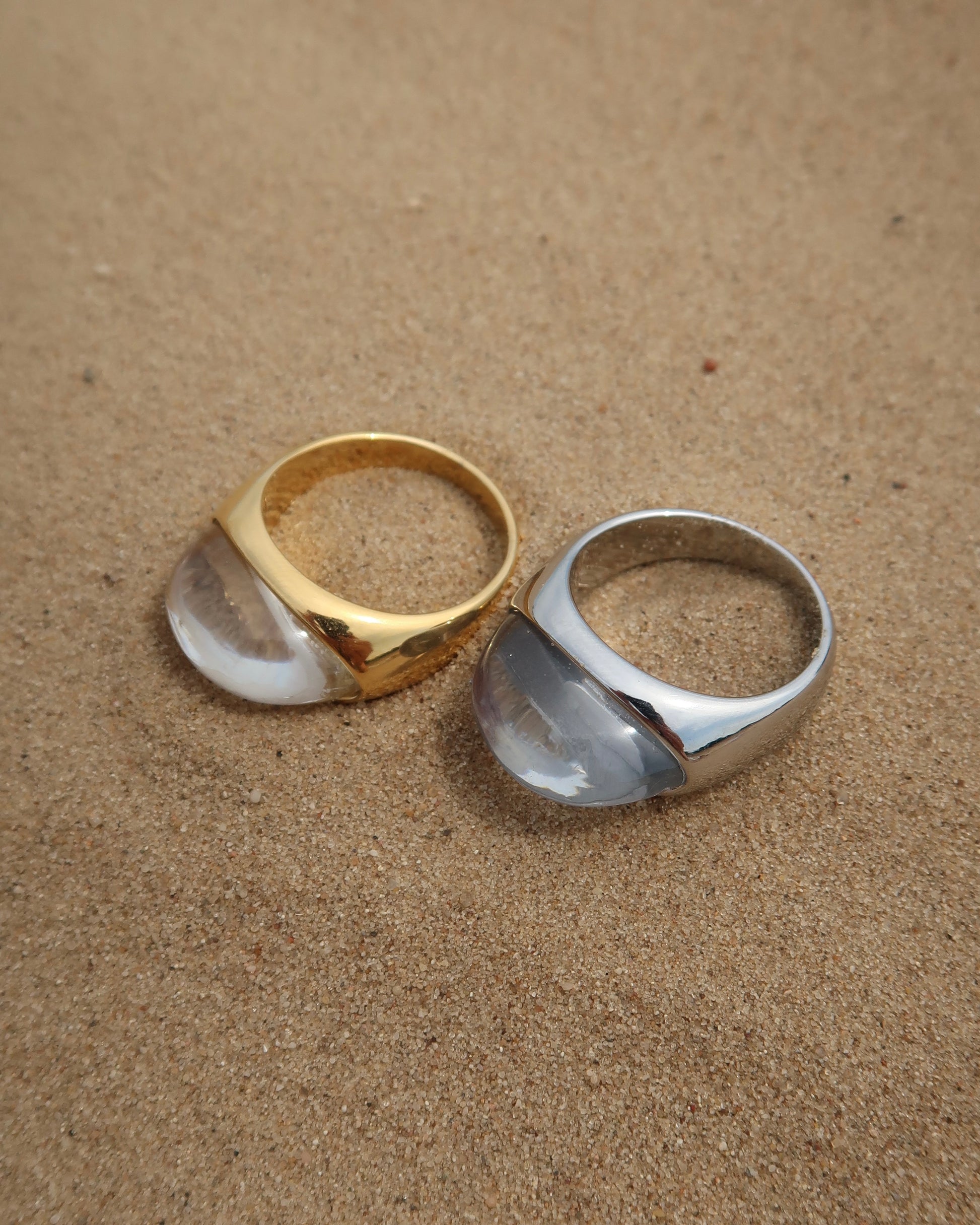 Jinx Ring: gouden of zilveren ring met unieke steen. Bijzonder design, stainless steel en waterproof.
