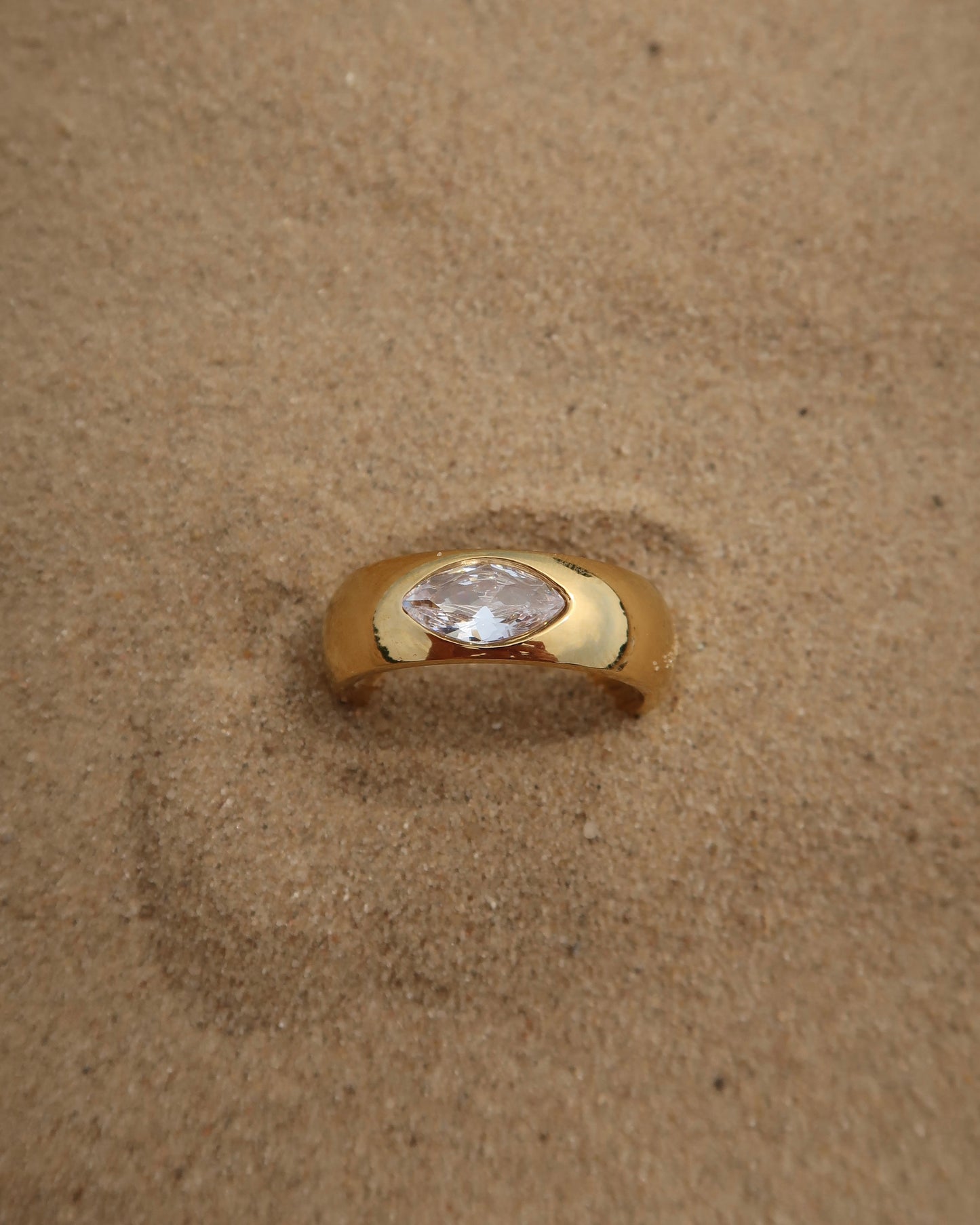 Bandz Ring: gouden ring met subtiele steen. Tijdloos design, solo of gecombineerd te dragen. Stainless steel en waterproof.