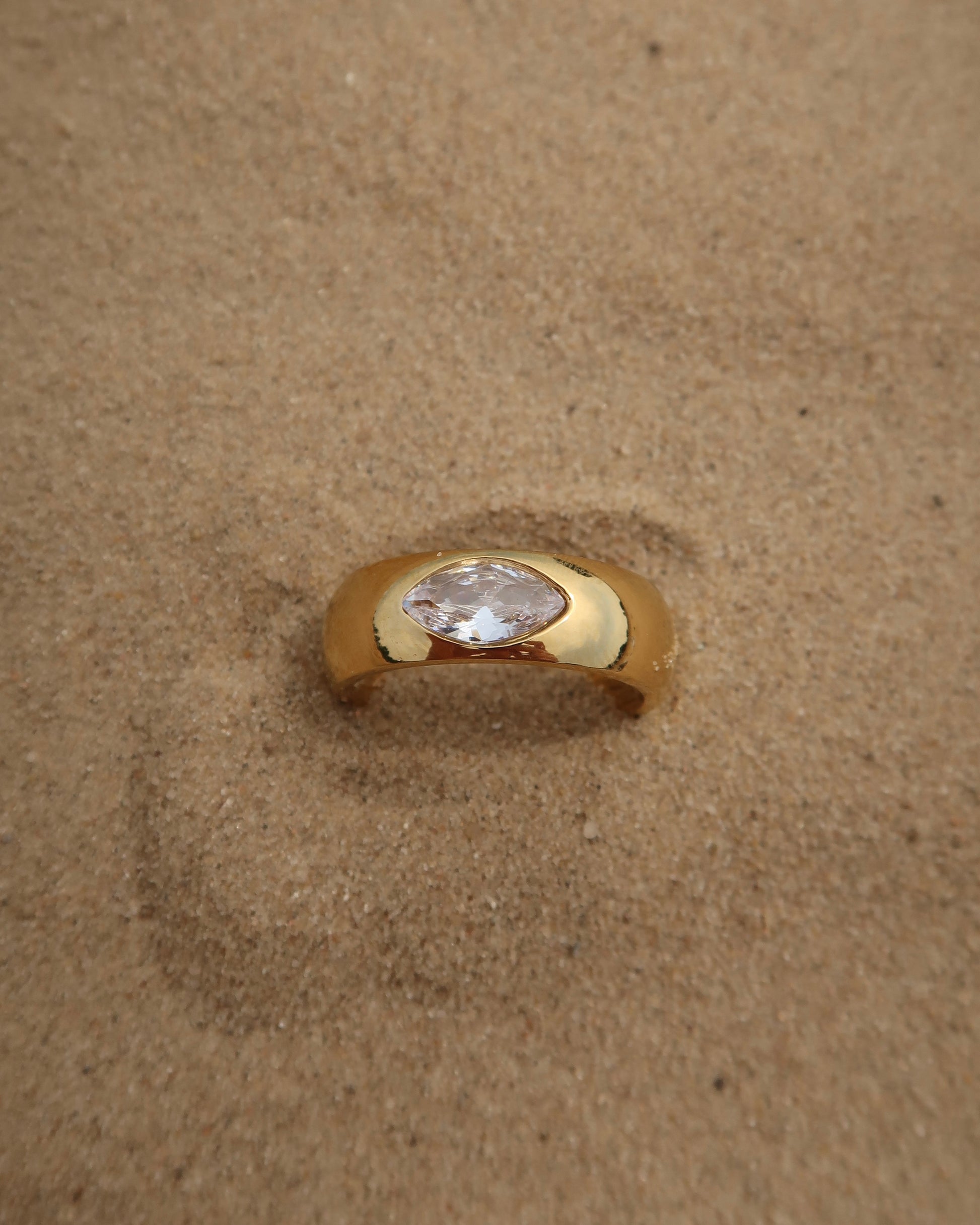 Bandz Ring: gouden ring met subtiele steen. Tijdloos design, solo of gecombineerd te dragen. Stainless steel en waterproof.