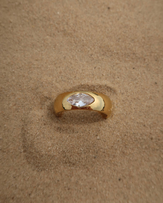 Bandz Ring: gouden ring met subtiele steen. Tijdloos design, solo of gecombineerd te dragen. Stainless steel en waterproof.