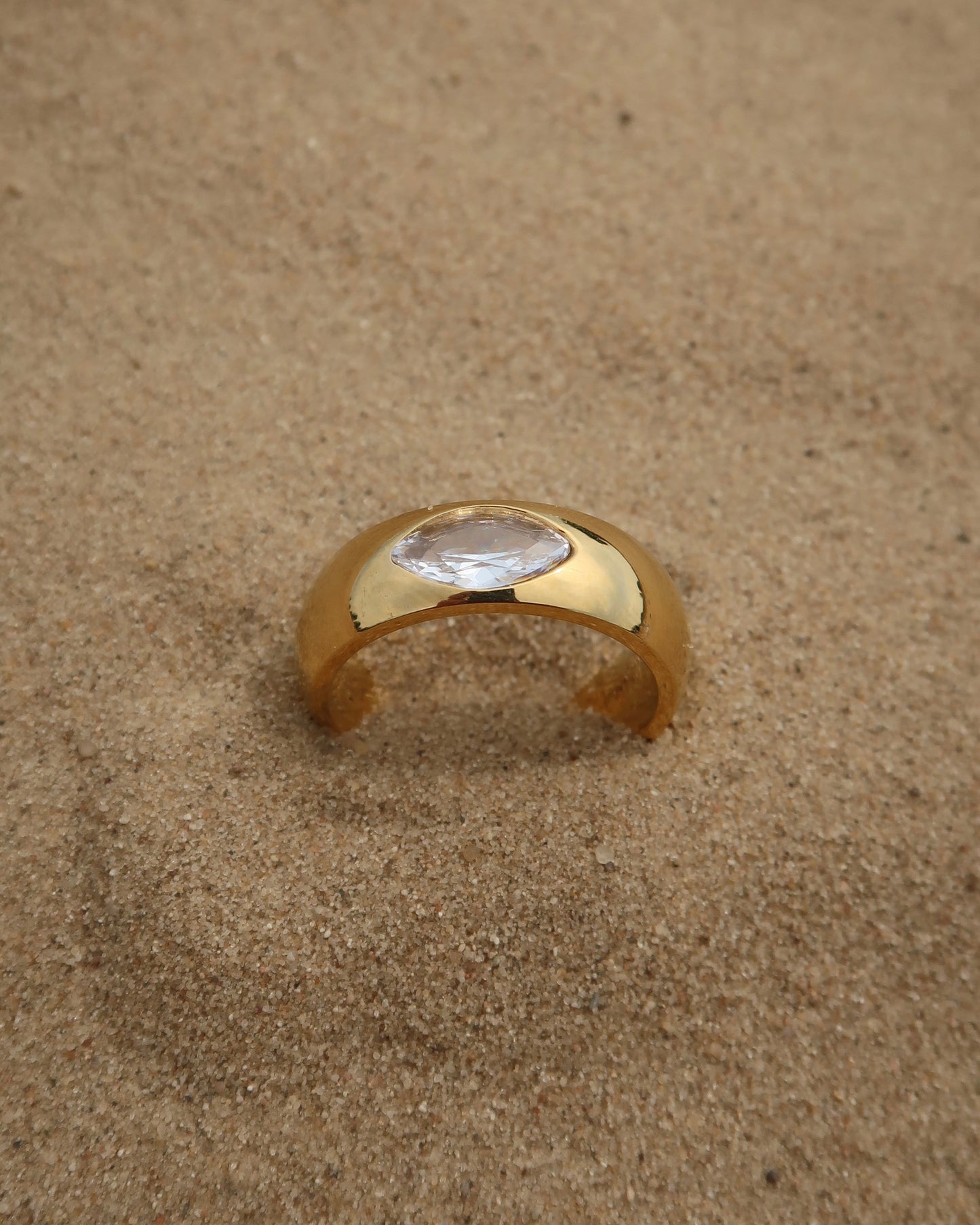Bandz Ring: gouden ring met subtiele steen. Tijdloos design, solo of gecombineerd te dragen. Stainless steel en waterproof.