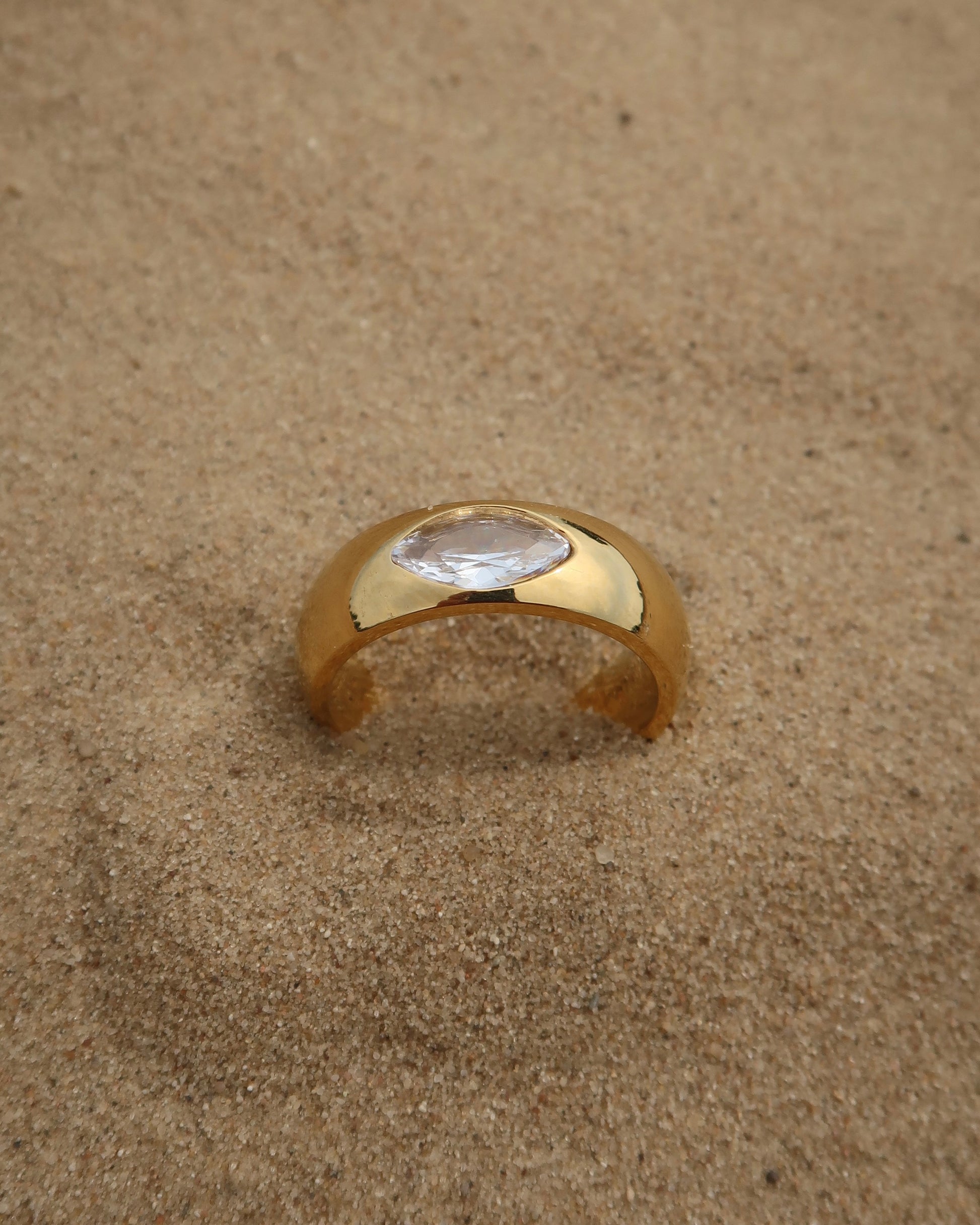 Bandz Ring: gouden ring met subtiele steen. Tijdloos design, solo of gecombineerd te dragen. Stainless steel en waterproof.