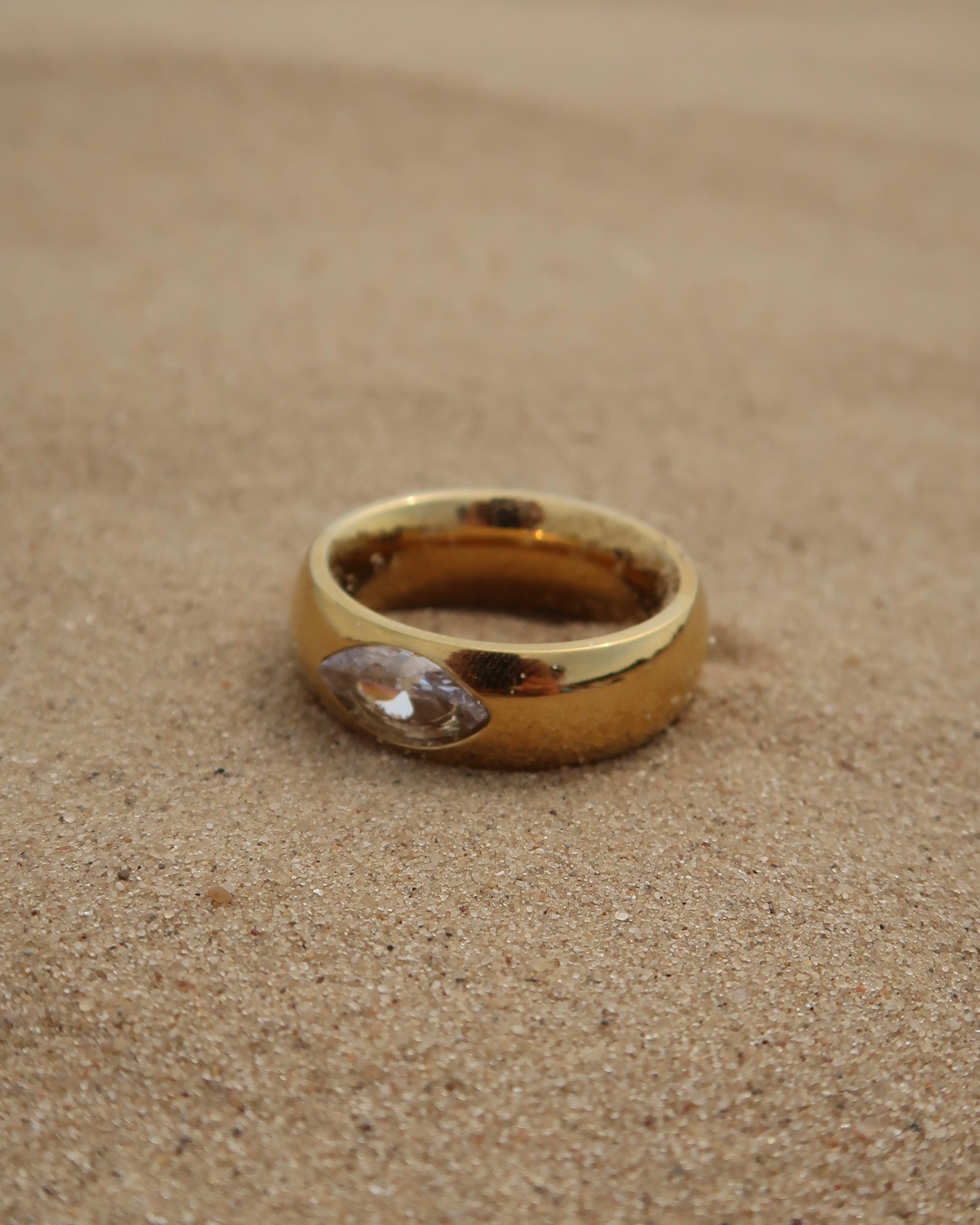 Bandz Ring: gouden ring met subtiele steen. Tijdloos design, solo of gecombineerd te dragen. Stainless steel en waterproof.